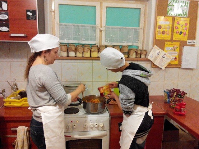 Uczniowie Zespołu Szkół w Kup podczas zajęć kulinarnych. Uczą się na nich m.in. przygotowywania zdrowego posiłku oraz jego serwowania.
