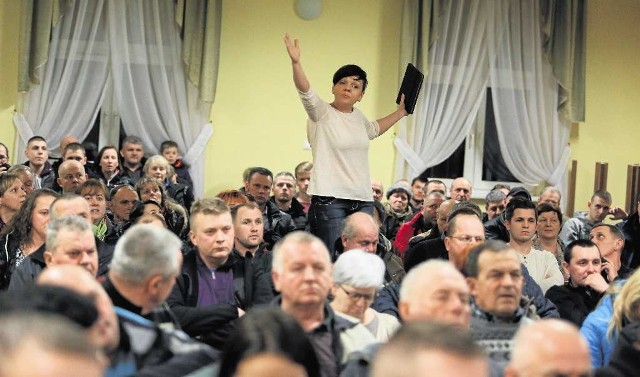 Monika Krasoń weszła na krzesło, by wykrzyczeć swoje racje przeciwko firmie. Ludzie bili jej brawo