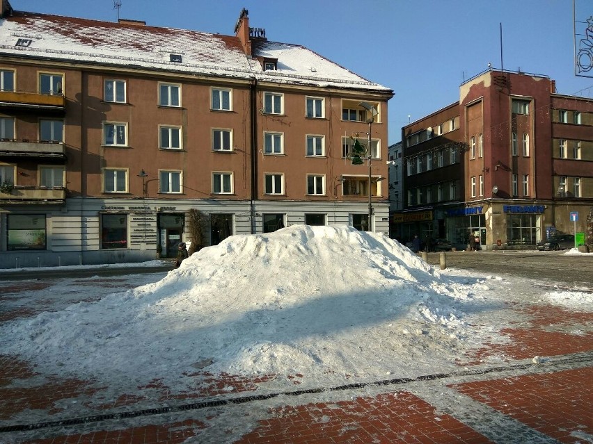 Urzędnicy zapraszają na górkę śniegu na Rynek w Bytomiu