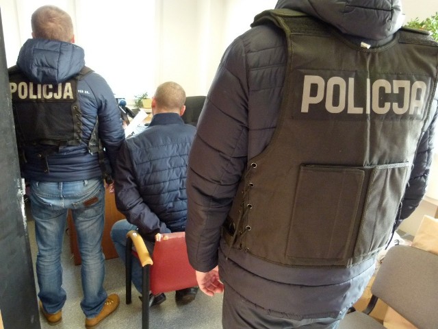 W dwóch mieszkaniach na Jakubskim oraz Chełmińskim Przedmieściu policjanci odnaleźli w sumie ponad 2,5 kg amfetaminy, ponad 1 kg marihuany oraz 125 tabletek ecstasy.