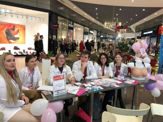 W listopadzie 2019 roku studenci medycyny Uniwersytetu Opolskiego wzięli udział w akcji profilaktycznej „Zdrowie pod kontrolą”. Teraz zapraszają panie, które chcą się dowiedzieć więcej o profilaktyce raka szyjki macicy i piersi.