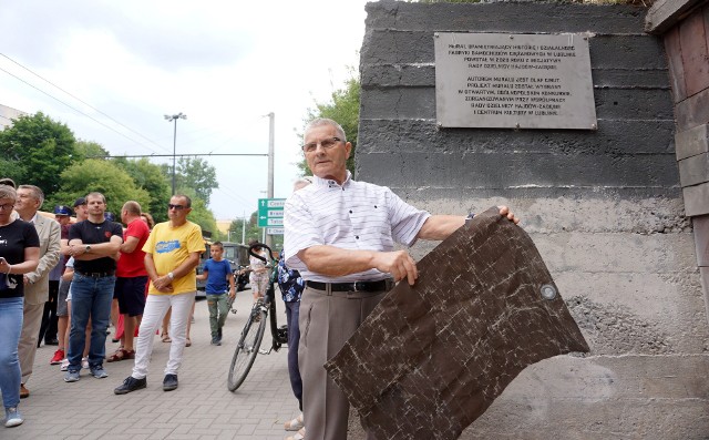 Zdzisław Serwin, dawny pracownik FSC Lublin, dokonał uroczystego odsłonięcia tablicy pamiątkowej poświęconej muralowi