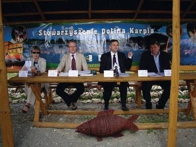 Szefowa Regionalnego Ośrodka Kultury Doliny Karpia Elżbieta Mostowik, kierownik referatu promocji i rozwoju UM Tomasz Wieliczko, burmistrz Zbigniew Biernat i Franciszek Sałaciak, prezes Stowarzyszenia Doliny Karpia.Fot. PAWEŁ PLINTA