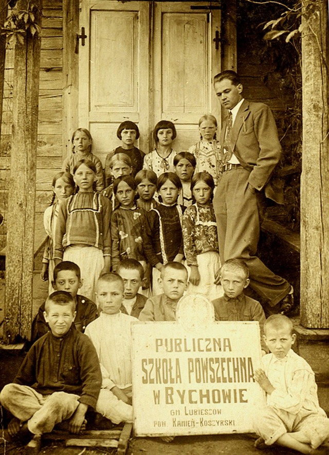 W okresie międzywojennym, mimo biedy, każda rodzina miała sześcioro, siedmioro dzieci. Na zdjęciu szkoła na Kresach. Jej dyrektor zarabiał  120 zł  (dziś ok. 2 tys. brutto)