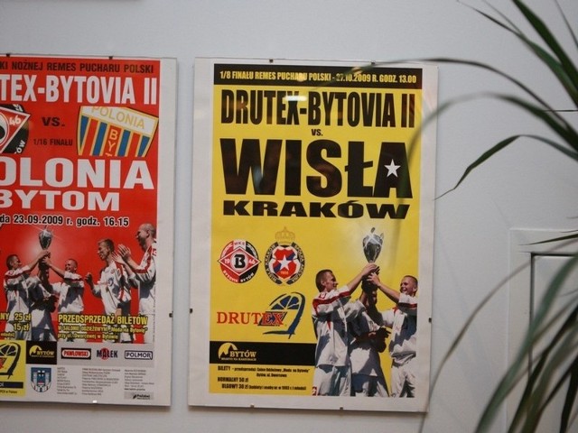 Bytovia coraz blizej meczu z Wislą Kraków. Kilku graczy pracuje w firmie Drutex produkującej okna.