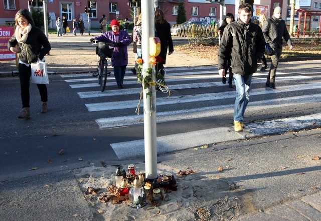 Po sobotnim wypadku na al. Piastów, w którym zmarła 5-letnia dziewczynka, ludzie postawili znicze.