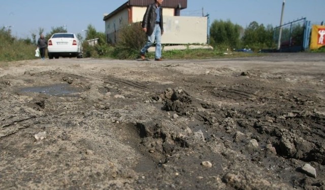 Taką drogę, pełną wyboi i dziur trzeba pokonać idąc w stronę stacji Kielce Czarnów na Ślichowicach.