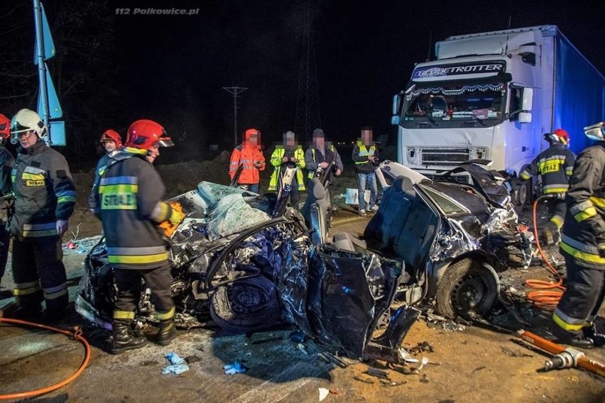 Wypadek pod Lubinem. Cztery młode osoby ranne, jedna walczy o życie [ZDJĘCIA]