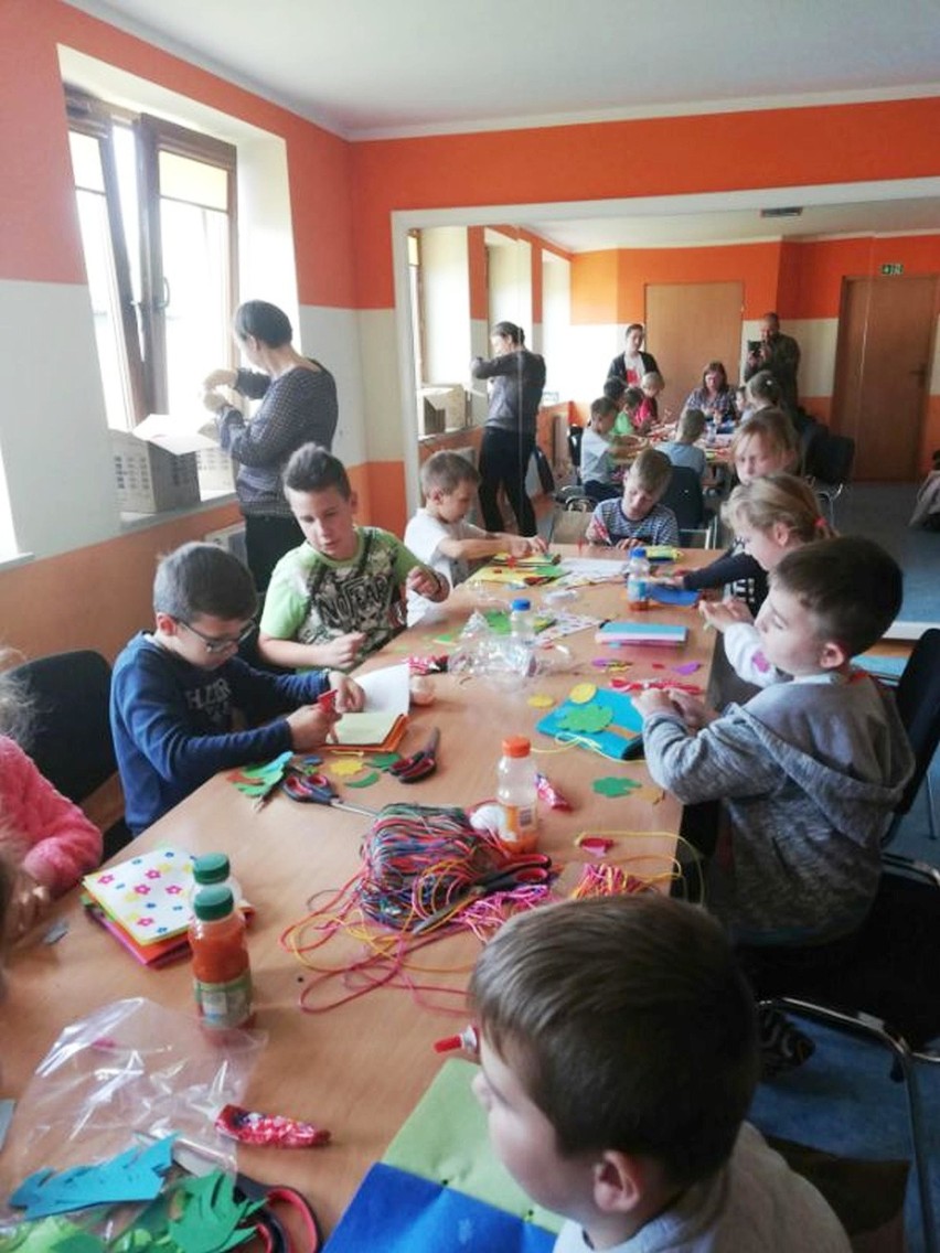 Projekt "Bank Dziecięcych uśmiechów" w gminie Mirzec. Dzieci wykonały książeczki z filcu