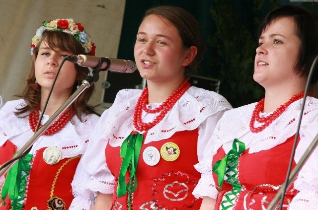 Najmłodszą wokalistką w zespole Pod Gruszą jest Kalina Maślak (pierwsza z lewej), która śpiewa w nim razem z mama Anną i kilkoma rówieśniczkami.