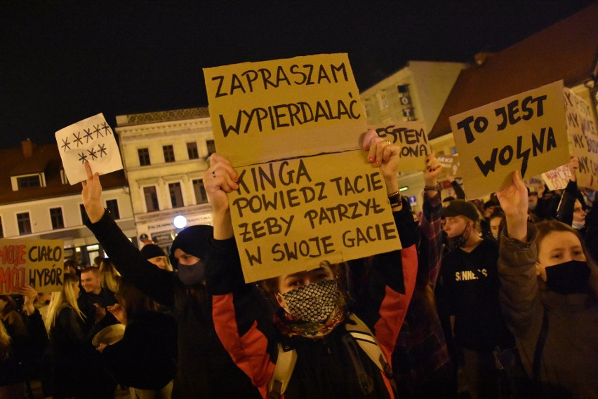 Rybnik: Protestujący krzyczą na PiS, nie na kościół....