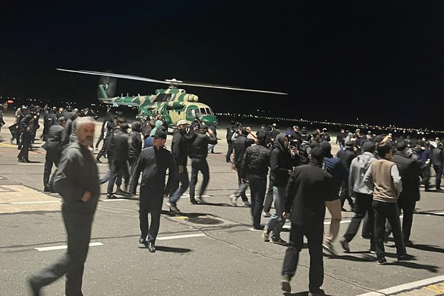 Setki ludzi wtargnęły na główne lotnisko w obwodzie dagestańskim, aby zaprotestować przeciwko przybyciu samolotu pasażerskiego lecącego z Tel Awiwu.