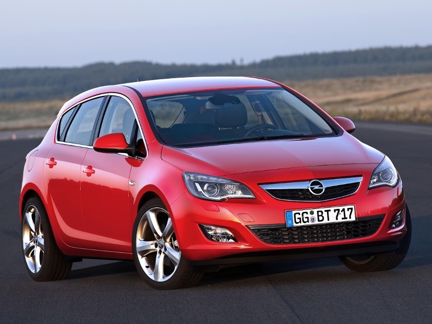 Opel Astra IV (J) – samochód osobowy z segmentu C (klasa...