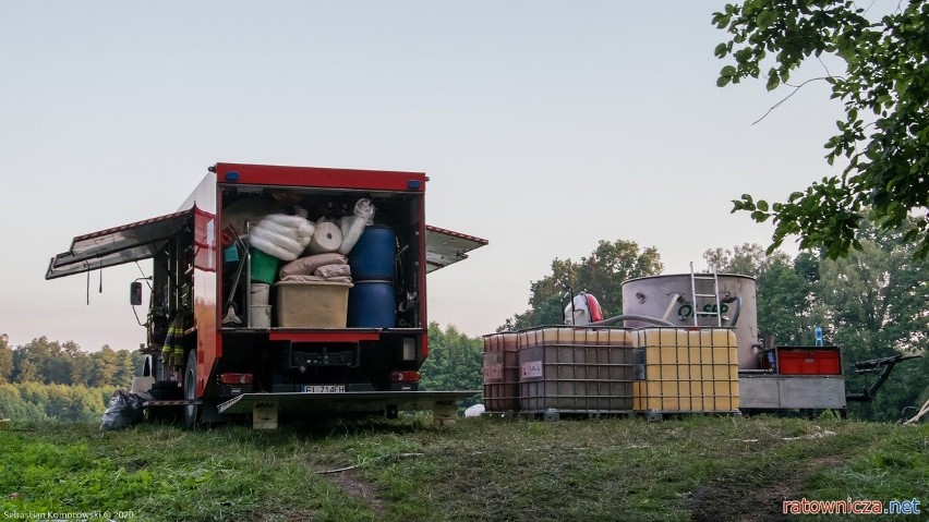 Akcja strażaków na Mrodze w Rogowie - usuwają z wody wielką plamę ropy