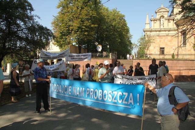 7 sierpnia wierni protestowali pod kurią w Kielcach.