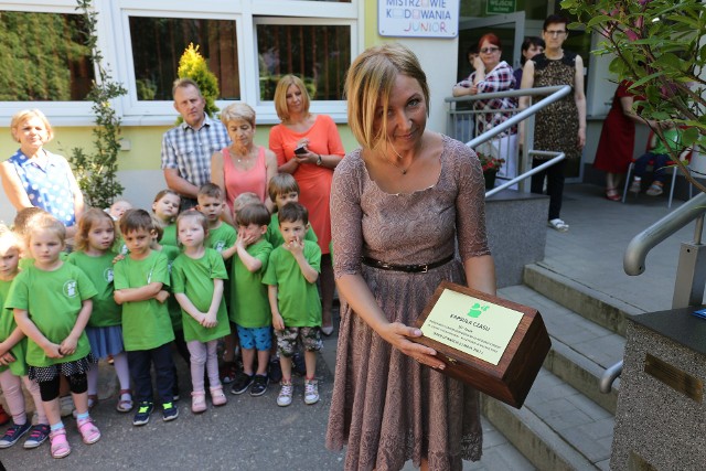 Mam nadzieję, że za 50 lat, już jako dorośli ludzie, otworzycie tę kapsułę czasu - mówiła Beata Józwowicz, dyrektorka białostockiego przedszkola nr 26, która napisała do dzieci specjalny list.
