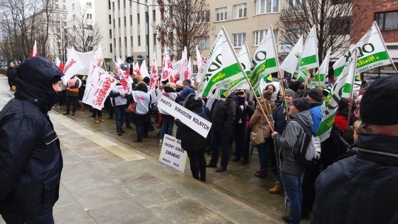 Protest pracowników ośrodków doradztwa rolniczego przed ministerstwem rolnictwa [zdjęcia]