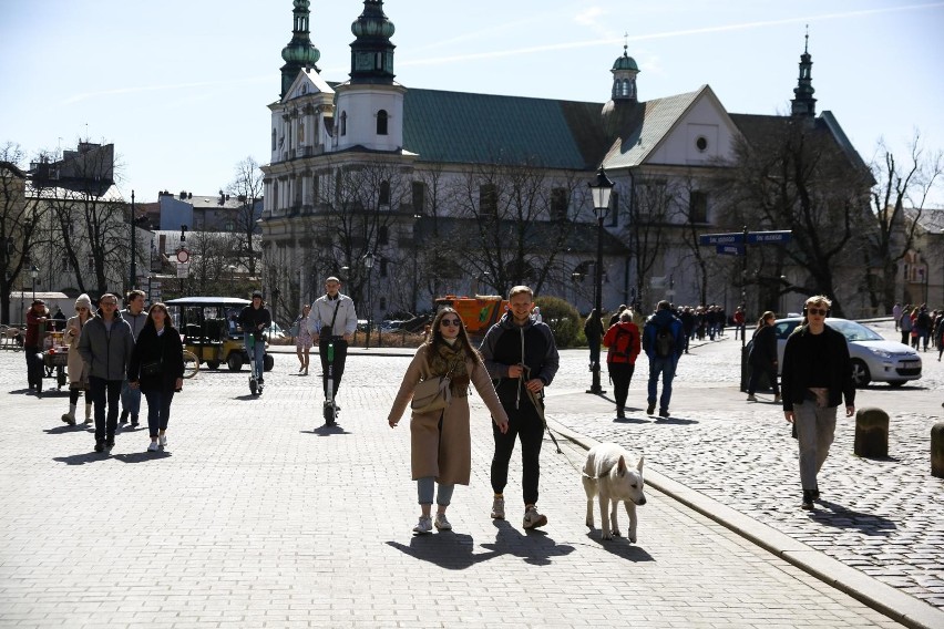 Na krakowskich ulicach tłumy spacerowiczów