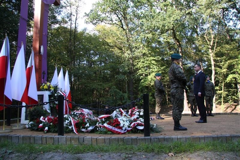 W lesie pod Barutem prezydent Andrzej Duda złożył kwiaty na...