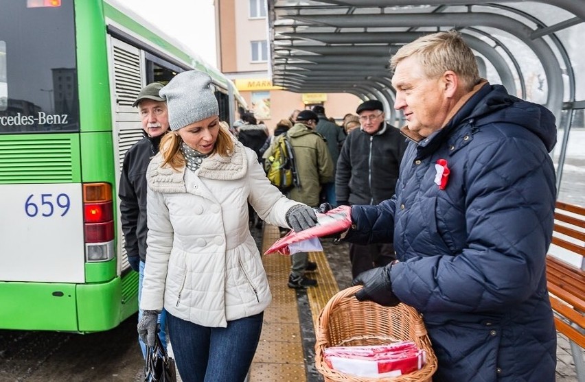 Prezydenci rozdawali mieszkańcom flagi