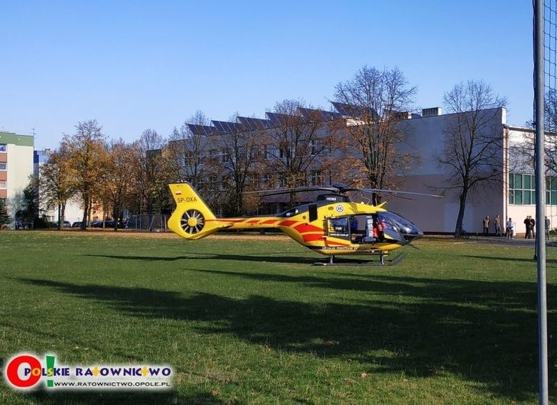 Śmigłowiec Lotniczego Pogotowia Ratunkowego na boisku szkoły...