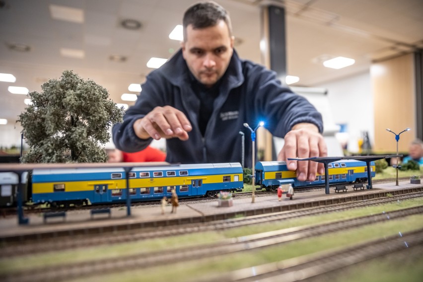 Tory kolejowe miniaturowych pociągów ciągną się w Nowohuckim...