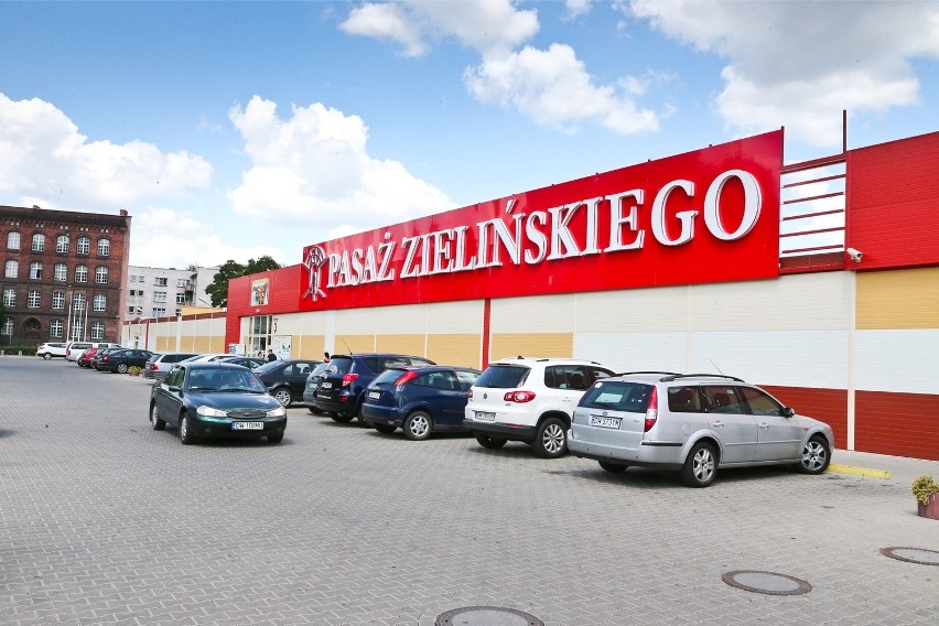 Rok po otwarciu Pasażu Zielińskiego: Kupcy narzekają i chcą sprzedawać stoiska (ZDJĘCIA)