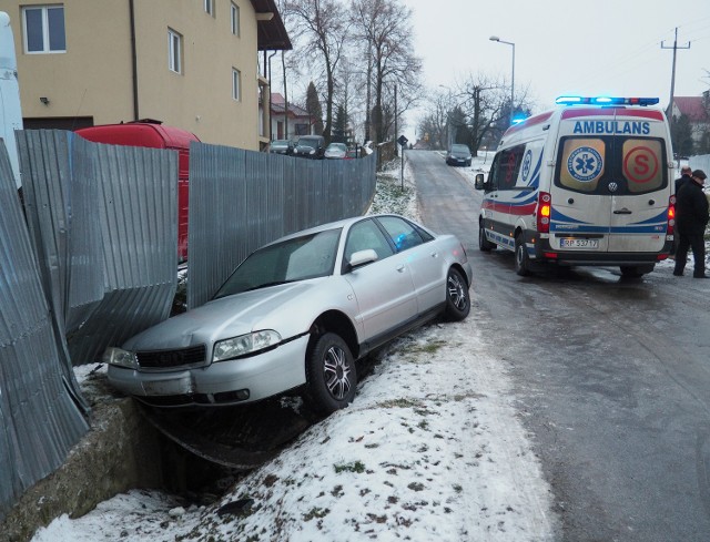 W sobotę przed godz. 15 w Orłach pod Przemyślem, kierowca audi A4 na śliskiej jezdni wpadł w poślizg i uderzył w ogrodzenie. Dwóch mężczyzn podróżujących pojazdem trafiło do szpitala na badania.