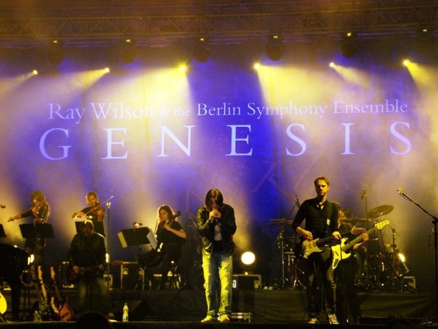 Koncert "Genesis Klassic" w Mielcu Koncert Raya Wilsona wokalisty grupy Genesis zakonczyl wczoraj XIV Miedzynarodowy Festiwal Muzyczny w Mielcu. Piosenki legendarnej grupy zabrzmialy na placu AK.