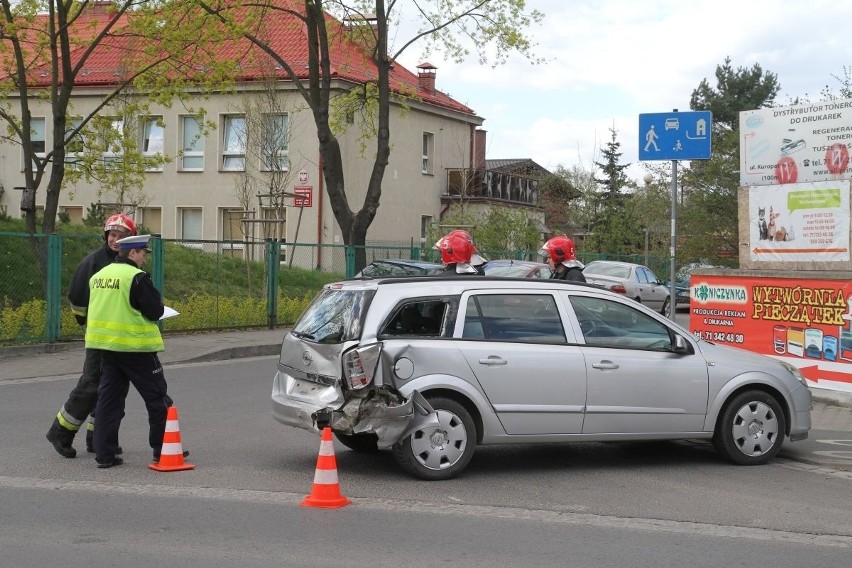 Wrocław: Wypadek na Kwidzyńskiej. Zderzenie dwóch aut i jedna osoba ranna (FILM, ZDJĘCIA) 