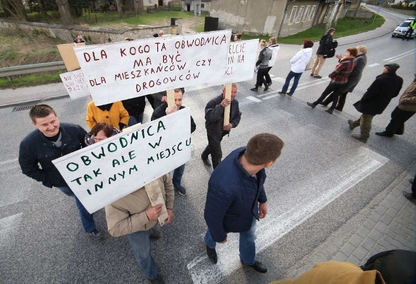Mieszkańcy Brzezin i Radkowic wygrali z tirami. Protestowali przez lata!
