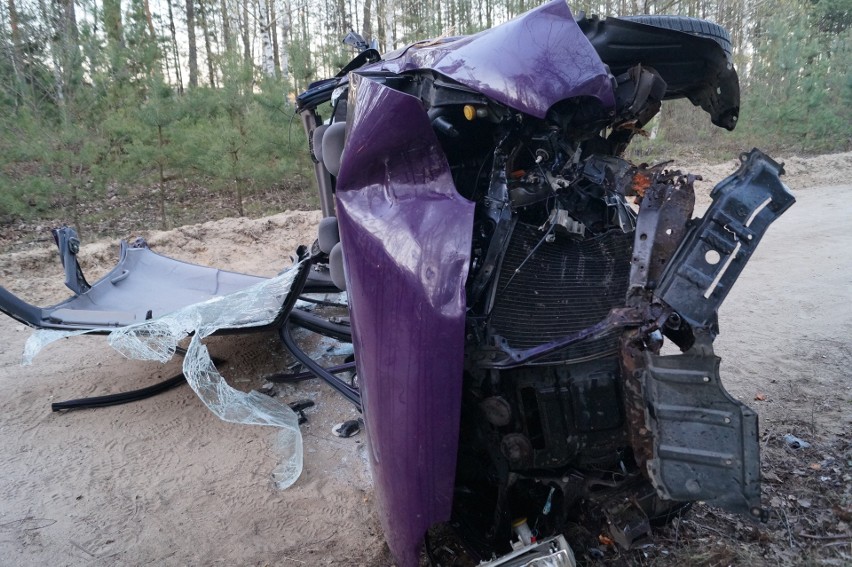 Wypadek w Piaseczni gmina Kadzidło. Kierowca uderzył w drzewo