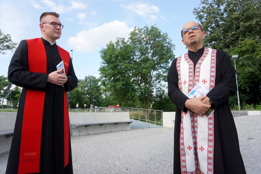 Lublin. Modlitwa pojednania przy pomniku Emiliana Kowcza na Majdanku. Zobacz