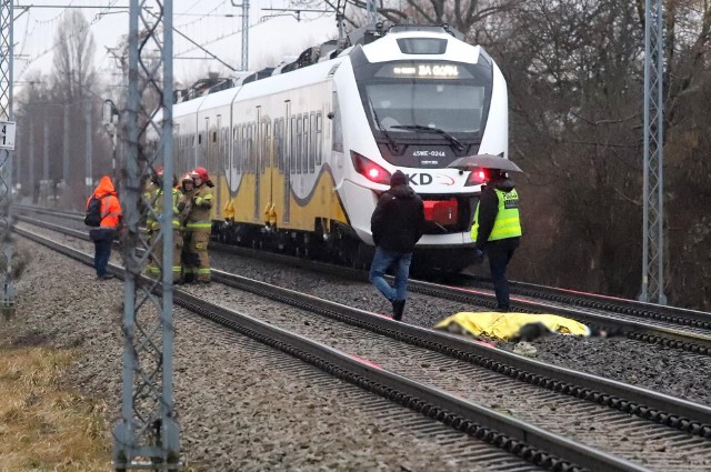 Ewakuowani pasażerowie będą mogli kontynuować podróż komunikacją zastępczą. Na miejsce jedzie prokurator.