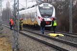 Śmiertelny wypadek na torach we Wrocławiu. Pociąg potrącił młodego mężczyznę w pobliżu stacji Wrocław Zachód, utrudnienia na trasie