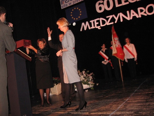 Z okazji jubileuszy wiceprezydent, Anna Kwiecień, przekazała w imieniu władz miasta na ręce  Elżbiety Tomaszewskiej- Pietrzyk, pamiątkowy grawer dla Związku