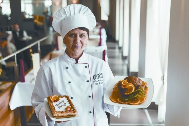 Wielkanocny stół na zamówienieSzefowa kuchni, Halina Muszyńska prezentuje mazurka i kaczkę w pomarańczach, które będą oferowane na kiermaszu w restauracji Centrum Astoria w Białymstoku