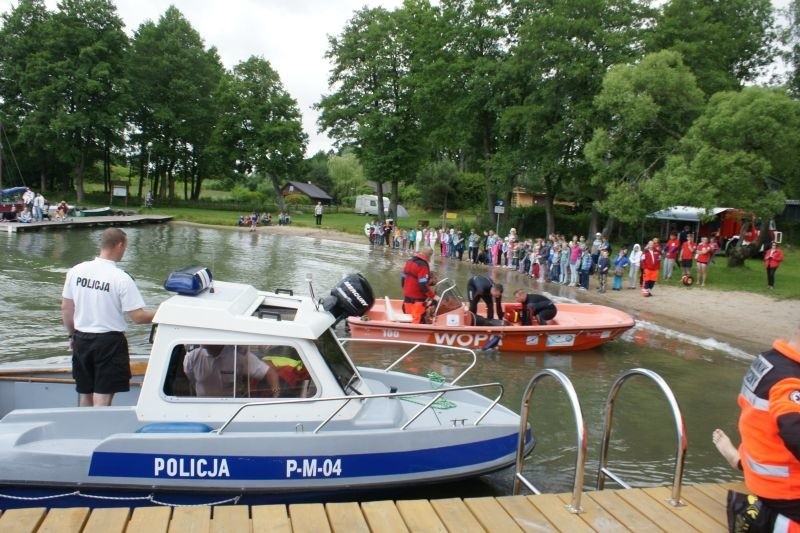 Stary Folwark. Wspólna akcja policji, straży pożarnej i sanepidu na plaży (zdjęcia)