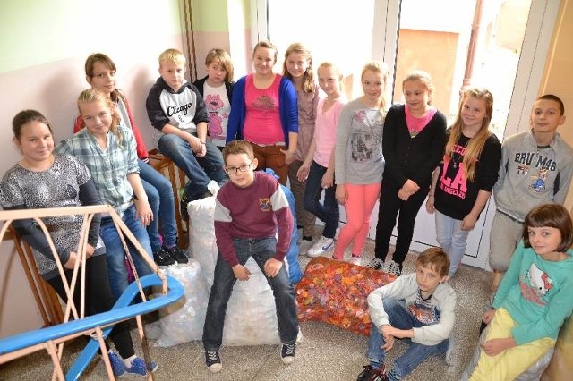 Uczniowie ze szkoły w Kotli zebrali w sumie czternaście dużych worków nakrętek, które już zostały przekazane na pływalnię Chrobry w Głogowie.