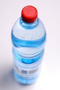 Gorączka może doprowadzić również do odwodnienia organizmu, dlatego należy pamiętać, aby chory pił duże ilości wody, która pomoże zapobiec temu procesowi.