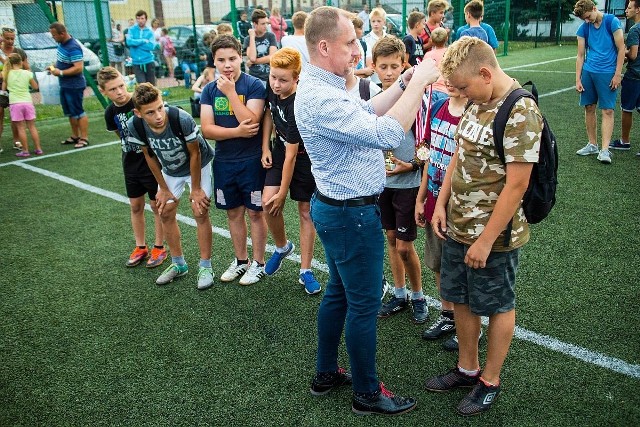 Andrzej Brzeziński, zastępca prezydenta miasta Skarżysko-Kamienna, wręcza nagrody drużynie FC Po Nalewce, za zajęcie trzeciego miejsce w kategorii młodzik