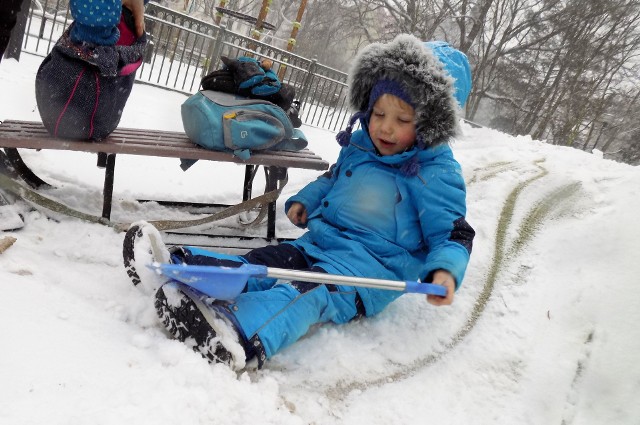 W Bydgoszcz zima. Z uroków śniegu korzystają dzieci, służby drogowe mają dużo pracy. Kierowców przed jazdą czeka odśnieżanie.