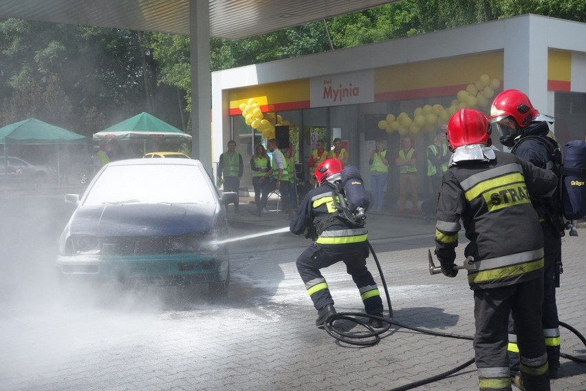 Sosnowiec: samochód płonął na stacji paliw Shell. To wszystko w ramach "Dnia Bezpieczeństwa" ZDJĘCIA