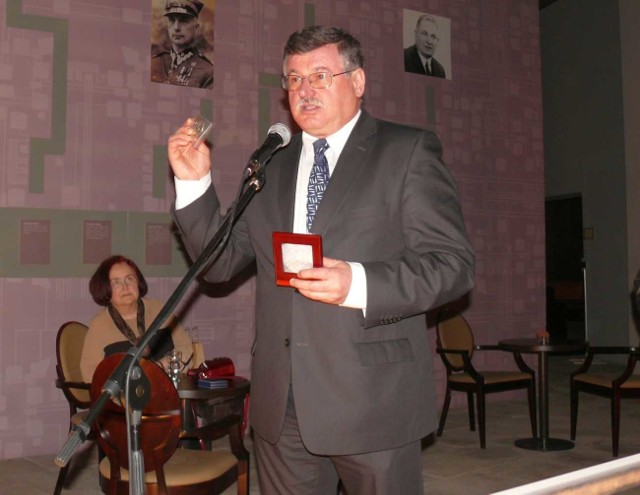 Dyrektor Muzeum Sportu i Turystyki w Warszawie Tomasz Jagodziński prezentuje rarytas - pierwszy medal zdobyty przez Polaków na Igrzyskach Olimpijskich w Paryżu w 1924 roku.
