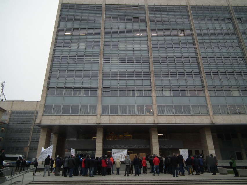 Protest działkowców przed urzędem