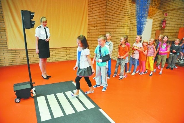 Sierżant sztabowy Izabela Awruk z białostockiej policji tłumaczyła dzieciom, jak &#8222;pokonać zebrę&#8221;