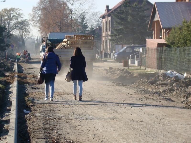 Rozgrzebana droga do szkoły w Gorzowie. Dzieci muszą chodzić przez plac budowy