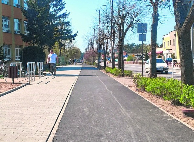 W Białobrzegach jest układany asfalt na ścieżce rowerowej wzdłuż drogi krajowej numer 48 przez miasto.