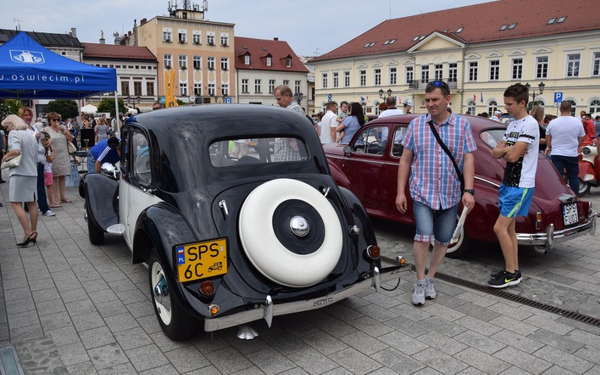 Perełki motoryzacji na oświęcimskim rynku - trudno było oderwać wzrok od zabytkowych samochodów [ZDJĘCIA]