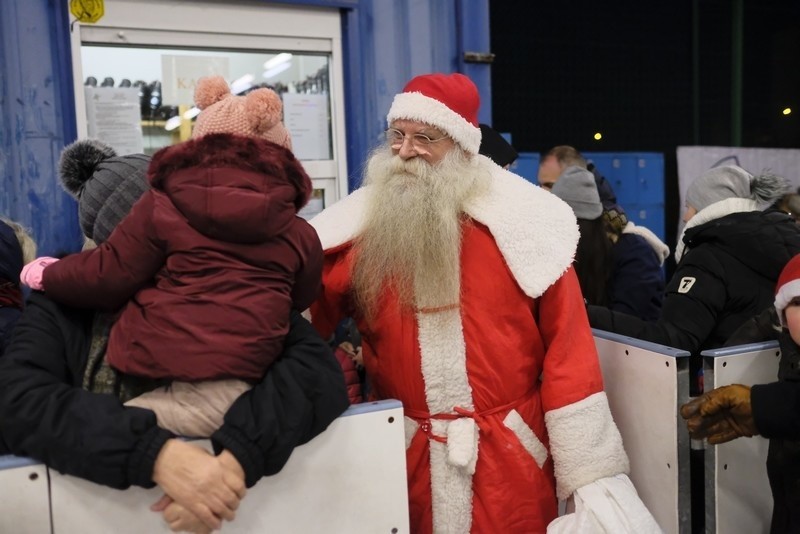 Uczestnicy wydarzenia mogli nie tylko za darmo poślizgać się...